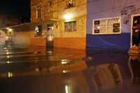 Las fuertes lluvias durante la noche del domingo y la madrugada del lunes provocaron inundaciones en la colonia Azteca, en la delegación Venustiano Carranza, afectando varias viviendas