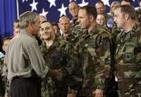 George W. Bush durante la visita a la base de la guardia aérea nacional de West Virginia como parte de la celebración por el día de la independencia estadunidense