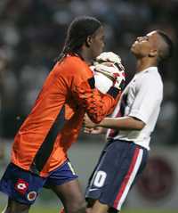 El colombiano Rodallega (izquierda) tuvo que defender la meta de su equipo en los últimos minutos del partido, tras la expulsión del portero Zapata