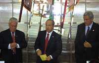 El presidente Felipe Calderón durante la clausura de la asamblea anual de la Fundación Mexicana para el Desarrollo Rural. Lo acompañan Alberto Castelazo (izquierda), dirigente de esa agrupación, y Alberto Cárdenas, secretario de Agricultura
