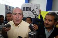 El dirigente del PRD, Leonel Cota Montaño, a su llegada a la sede del Consejo Nacional del partido, donde varias corrientes se manifestaron por la expulsión de Ricardo Monreal