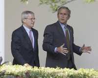 Joshua Bolten, jefe de gabinete, y el mandatario de Estados Unidos, George W. Bush, en la Casa Blanca