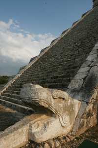 Vista parcial de la pirámide El Castillo, en Chichén Itzá