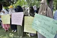 Opositores al régimen de Pervez Musharraf se manifiestaron este sábado contra el operativo militar en la Mezquita Roja en la capital de Pakistán