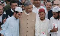 El primer ministro paquistaní, Shaukat Aziz (segundo a la izquierda), se reunió con estudiantes del Corán arrestados durante los enfrentamientos en la Mezquita Roja y liberados ayer