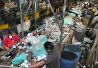 Un total de 12 mil 400 toneladas de basura llegan diariamente al Bordo Poniente, para después ser seleccionados los residuos susceptibles de reciclarse en la planta ubicada en San Juan de Aragón