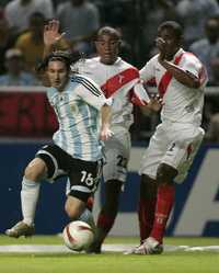 El juvenil Lionel Messi, autor de uno de los goles, evade la marca de los peruanos John Galiquio y Miguel Villalta