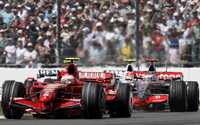 Kimi Raikkonen (izquierda) lidera la reacción de Ferrari en la Fórmula Uno