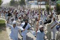 Estudiantes islámicos protestaron ayer en la ciudad paquistaní de Multan por el ataque del ejército contra la Mezquita Roja de Islamabad, que dejó más de medio centenar de muertos