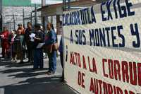 Vecinos de Acaxochitlán se manifestaron frente a las delegaciones de la Profepa y la Semarnat en Pachuca para demandar que se detenga el ''ecocidio'' en la comunidad de Zacacuautla