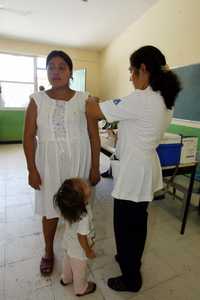 Atención a una embarazada en la región de La Laguna, tras la acumulación de aguas negras en la zona, en agosto de 2005