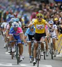 El suizo Fabian Cancellara (derecha) ganó la tercera etapa del Tour