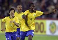Los brasileños Diego, Afonso y Juan festejan el pase a la final de la Copa América tras la sufrida ronda de penales