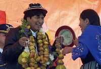 El presidente Evo Morales recibe un regalo frutal de una indígena al inaugurar la construcción de una carretera que unirá las localidades de Uyuni y Potosí, en el sureste boliviano