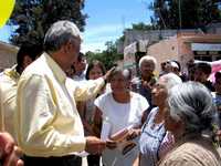 Andrés Manuel López Obrador saluda a simpatizantes en la comunidad de Santiago Cacaloxtepec, en Oaxaca