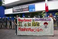 Integrantes de la Alianza de Organizaciones Sociales marcharon ayer de la estación Balderas del Metro a la sede del PAN-DF, en protesta por los espots de la lideresa Mariana Gómez del Campo, contra las marchas