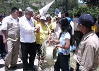 El gobierno "usurpador" de Felipe Calderón evade su responsabilidad en el caso de Zhenli Ye Gon, aseveró López Obrador, quien aparece en la imagen durante su gira por Oaxaca