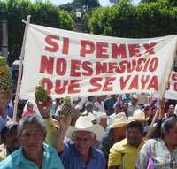Campesinos provenientes de Cunduacán, Tabasco, durante la manifestación contra Pemex, empresa a la que reclamaron indemnización por actividad petrolera