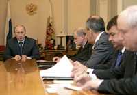 El mandatario Vladimir Putin (izquierda) y miembros del Consejo de Seguridad, durante una reunión este sábado en la casa presidencial de Novo-Ogaryovo