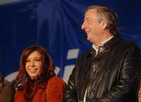 El presidente de Argentina, Néstor Kirchner, y su esposa Cristina Fernández, en un mitin en la ciudad de Buenos Aires