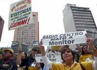 Radioyentes de Monitor durante su protesta de este domingo en el Hemiciclo a Juárez
