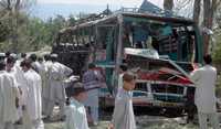 Residentes de la provincia de Swat, en el noroeste paquistaní, en el camino donde dos suicidas se hicieron estallar al paso de un convoy militar que provocó la muerte a 11 soldados y cuatro civiles