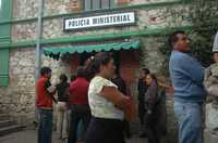 Familiares de integrantes de la Asamblea Popular de los Pueblos de Oaxaca detenidos el lunes, esperan que los liberen fuera de la Procuraduría de Justicia del Estado