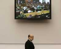 El presidente de la Reserva Federal de Estados Unidos, Ben Bernanke, al momento de llegar a la sede del Congreso estadunidense, en Washington, donde expuso su reporte económico
