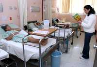 Pacientes internadas en el Hospital General de Ticomán, ayer, durante una sesión de lectura para hacerles menos difícil su estancia en ese nosocomio
