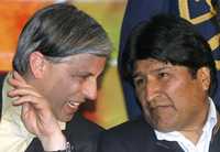 El presidente boliviano Evo Morales (derecha) platica con el vicepresidente Alvaro García Linera, durante la ceremonia con Jindal Steel and Power