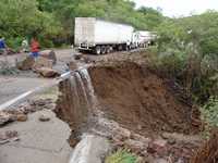Aspecto del derrumbe en la carretera Panamericana, a la altura del poblado El Camarón, del municipio de San Carlos Yautepec, en Oaxaca