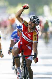 Robert Hunter se convirtió en el primer sudafricano en ganar alguna etapa del Tour de Francia  y lo festejo en grande