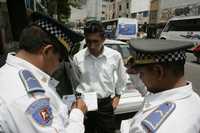 Policías de tránsito de Toluca multan a un conductor por invadir el área peatonal. El desconocimiento de la nueva norma de tránsito fue la constante ayer