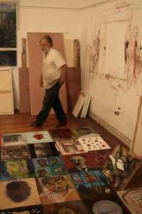 El pintor Gabriel Macotela, en su estudio