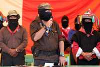 El subcomandante Marcos habla al término de la mesa de trabajo "Autonomía y libertad", durante el segundo encuentro de las comunidades zapatistas y los pueblos del mundo, que se realiza en Oventic, Chiapas