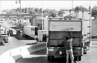 En el cruce internacional Córdova-Las Américas, un camionero se prepara para pasar por el carril de revisión de la aduana de Ciudad Juárez, Chihuahua