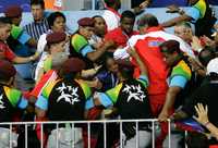 Una decisión polémica durante el combate entre la cubana Sheila Espinosa y la brasileña Erika Miranda (arriba) desató una trifulca entre deportistas de las dos delegaciones; la policía tuvo que intervenir para calmarlos