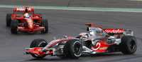 El español Fernando Alonso adelantó al brasileño Felipe Massa en las últimas vueltas del gran premio efectuado en Nürburgring, Alemania  Reuters