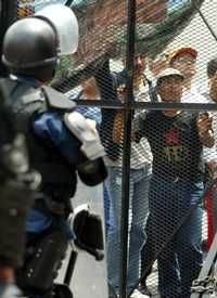 Integrantes de la CNTE realizaron un mitin en la Secretaría de Gobernación para exigir que se ponga fin a la represión en Oaxaca