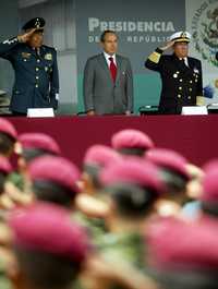 Los secretarios de la Defensa y de Marina acompañan al presidente Felipe Calderón en el Campo Militar número 1