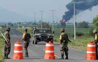 Minutos después de las explosiones en ductos de Pemex en el estado de Querétaro, el pasado 10 de julio, militares instalaron puntos de revisión en las carreteras aledañas