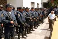 Policías capitalinos se preparan para salir rumbo a la colonia Narvarte, en la delegación Benito Juárez, como parte del Programa de Seguridad en Conjunto aplicado en 10 colonias conflictivas de la demarcación, el 12 de junio anterior