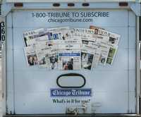 El grupo de medios Tribune Co., que agrupa a los periódicos Chicago Tribune y Los Angeles Times, reportó que sus ganancias cayeron 59 por ciento en el segundo trimestre del año, a causa de las escasas ventas de publicidad. En la imagen, parte trasera de uno de los camiones del corporativo