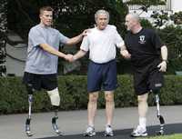 El presidente George W. Bush hizo ejercicio ayer en la Casa Blanca con dos soldados estadunidenses heridos en Irak. Una comisión de expertos creada por el gobernante tras el escándalo de las malas condiciones del hospital militar recomendó ayer una serie de medidas para mejorar el servicio a los ex combatientes