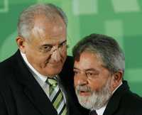 Luiz Inacio Lula da Silva, presidente de Brasil (a la derecha), y Nelson Jobim, designado nuevo ministro de Defensa, ayer en el palacio de gobierno