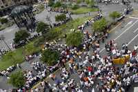 Dirigentes sindicales ocuparon ayer oficinas del palacio de gobierno de Jalisco, mientras agremiados de las mismas organizaciones realizaban una marcha