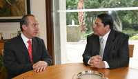 El presidente Felipe Calderón y el dirigente de Los de Abajo, Héctor Bautista, en Los