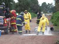 Personal de Protección Civil y bomberos del estado de México realizan obras de limpieza en el sitio donde encontraron al menos 94 contenedores con diversas sustancias químicas, en los límites entre los municipios de Atenco y Tezoyuca