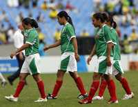 A las jugadoras mexicanas les faltó paciencia, dijo el técnico Leonardo Cuéllar al finalizar el partido. Las futbolistas no pudieron disimular su decepción por la derrota