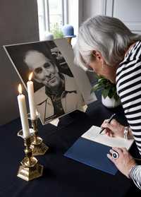 Una de sus seguidoras firma el libro de condolencias en la casa del cineasta en Farö